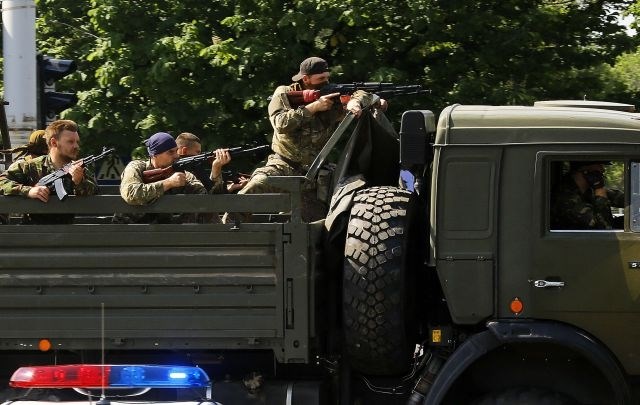 Eksplozije in streli v Donecku, zasedeno letališče preletavajo vojaški lovci