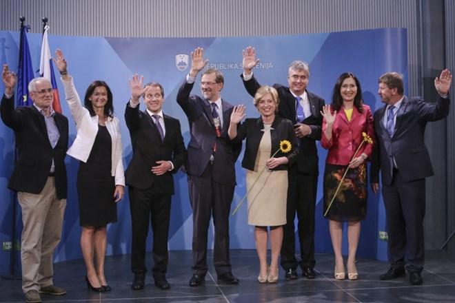 Izvoljeni evropski poslanci od leve proti desni: Ivo Vajgl z liste DeSUS,  Tanja Fajon z liste SD, nosilec liste Verjamem!...