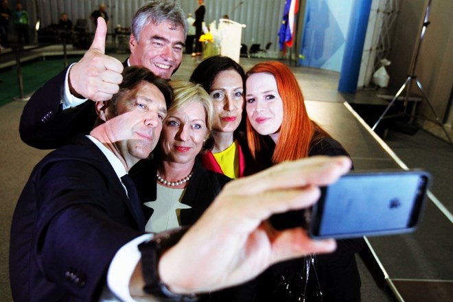Evropski poslanci SDS Milan Zver, Romana Tomc in Patricija Šulin so s »selfijem« proslavili uspešen volilni rezultat.    