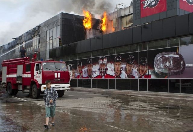Separatisti so zažgali hokejsko dvorano. 