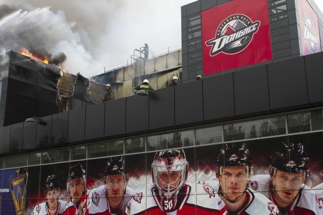 Separatisti so zažgali hokejsko dvorano. 