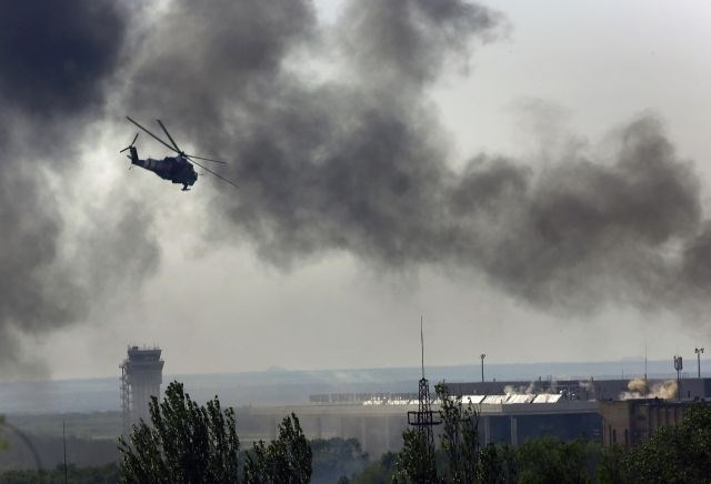 Vojska je v ponedeljek popoldne nad upornike na letališču poslala helikopterje in bojna letala. 