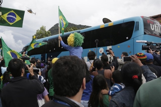 Poleg protestnikov pa so brazilski nogometaše pozdravili tudi podporniki. (Foto: Reuters) 