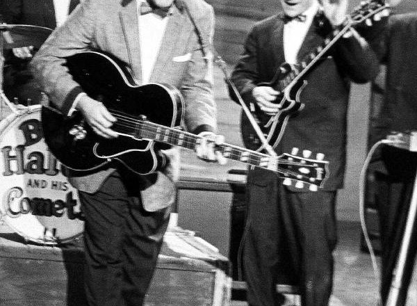 Bill Haley (levo) in kitarist »Kometov« Franny Beecher (desno) na koncertu leta 1958 