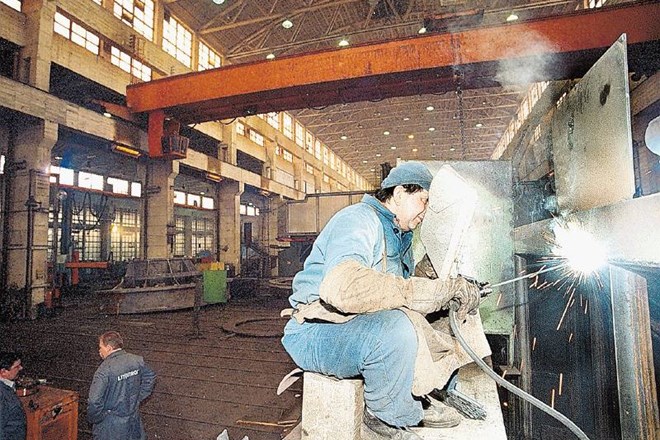 V tovarni Litostroj so delavci zagnali  stroje  leta 1947. 