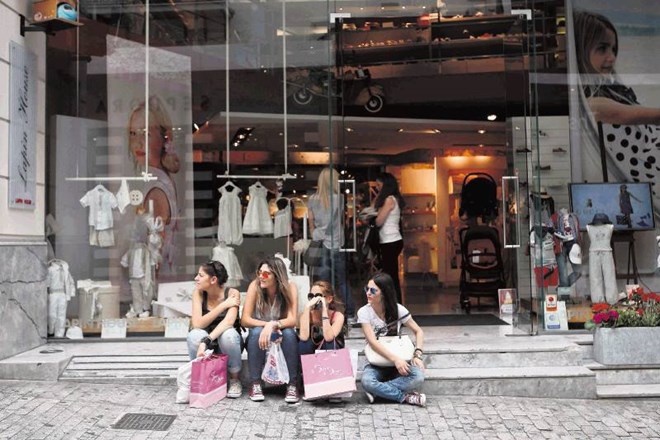 Trgovine v Atenah poskušajo privabiti kupce z velikimi znižanji, a le redki Grki si lahko privoščijo nova  oblačila. 