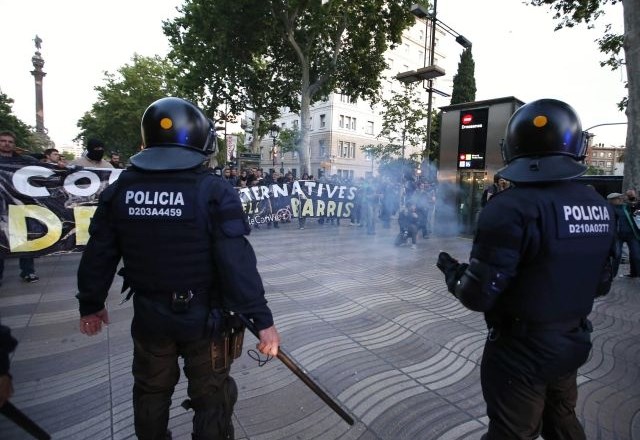Zamaskirani protestniki v Barceloni zažgali več zabojnikov in se spopadli s policijo (foto)