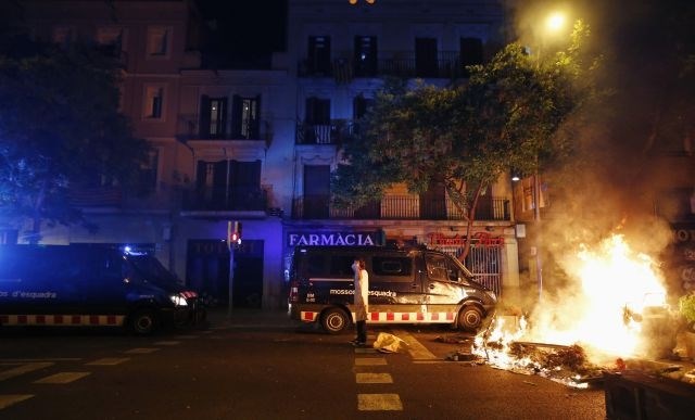 Zamaskirani protestniki v Barceloni zažgali več zabojnikov in se spopadli s policijo (foto)
