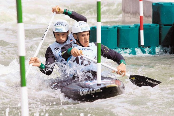 Luka Božič in Sašo Taljat sta si v kanuju dvosedu v olimpijski disciplini na evropskem prvenstvu priborila bronasto kolajno....