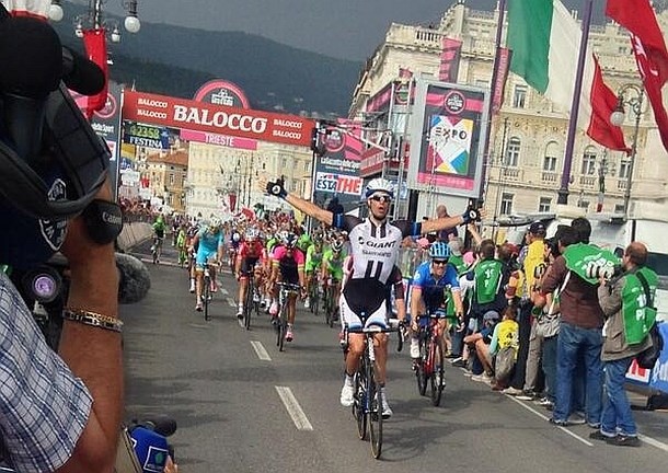 Luka Mezgec je bil najmočnejši v ciljnem sprintu zadnje etape Gira v Trstu. (Foto: Twitter / @SkyOrla) 