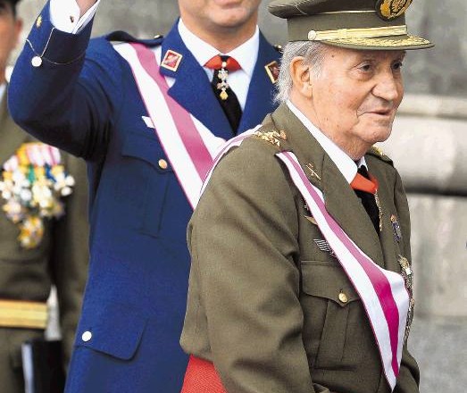 Odhajajoči kralj Juan Carlos in naslednik princ Felipe 