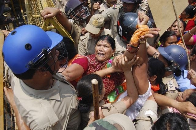 Indijska policija z vodnimi topovi nad protestnike zaradi posilstev (foto)