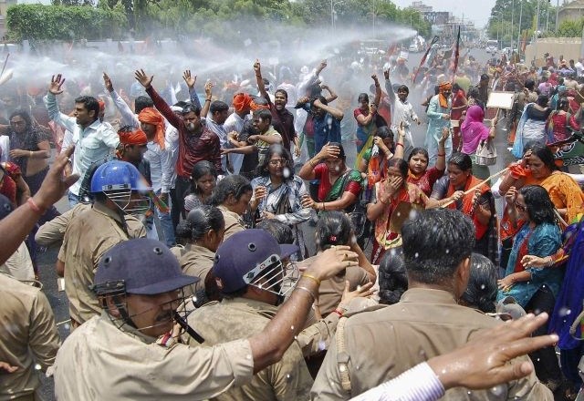 Indijska policija z vodnimi topovi nad protestnike zaradi posilstev (foto)