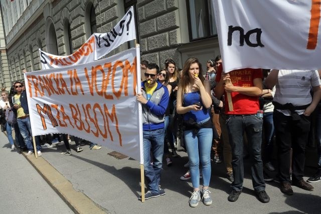 Subvencije: Bratuškova dijakom in študentom obljubila, da bodo sredstva zagotovljena do konca tedna