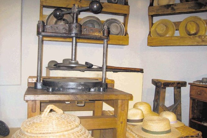 V Slamnikarskem muzeju v Domžalah hranijo bogato zbirko slamnikov in pripomočkov, s katerimi so jih izdelovali. 