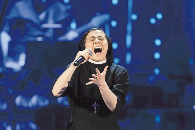 Redovnica Cristina Scuccia je že na uvodnih nastopih v oddaji Glas Italije očarala občinstvo s svojimi izvedbami popularnih...