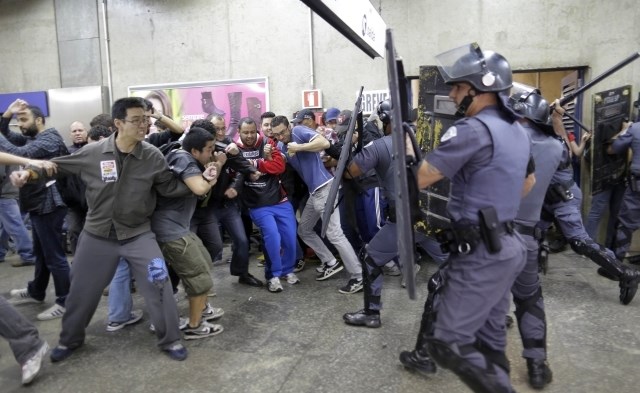 Zadnje proteste na postaji podzemne železnice so policisti pred dnevi prekinili šele s solzivcem. (Foto: Reuters) 