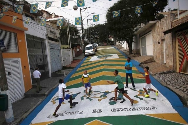 Pred mundialom so ulice brazilskih mest preplavili izjemni in zgovorni grafiti (foto)