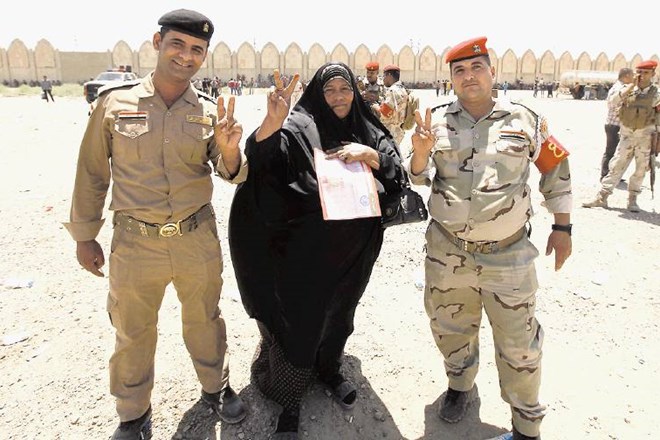 Med prostovoljci, ki so se odzvali pozivu v boj proti sunitskim skrajnežem, so tudi ženske, prepričane v zmago z znakom V. 