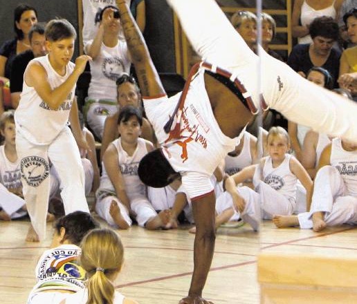 Če je pri drugih borilnih veščinah gibanje predvsem linearno, so pri capoeiri v ospredju krožni gibi in akrobacije, dogajanje...