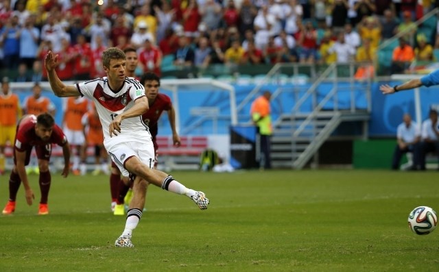 Thomas Müller je v 12. minuti uspešno izvedel enajstmetrovko. (foto: Reuters) 