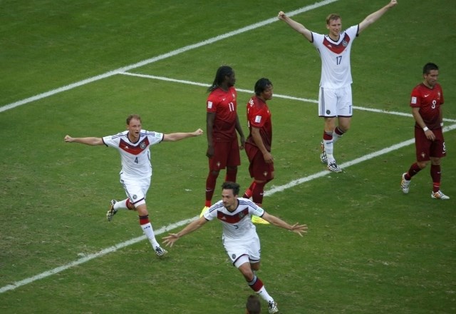 Po golu Matsa Hummelsa v 31. minuti je že močno zadišalo po nemški zmagi. (Foto: Reuters) 