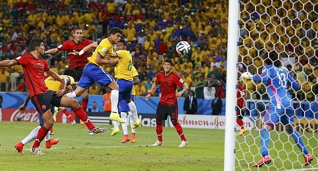 Eno zadnjih lepih priložnosti na tekmi je zapravil brazilski kapetan Thiago Silva, a tudi njegov strel ni uspel premagati...