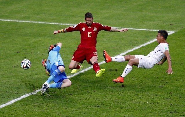 V 20. minuti je Vargas takole poslal žogo med Ramosa in Casillasa v gol. (Foto: Reuters) 