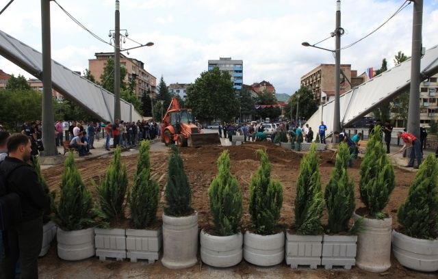 Kosovska Mitrovica: Namesto barikad cvetlična korita; Thaci: to je sramotno in nezakonito (foto)