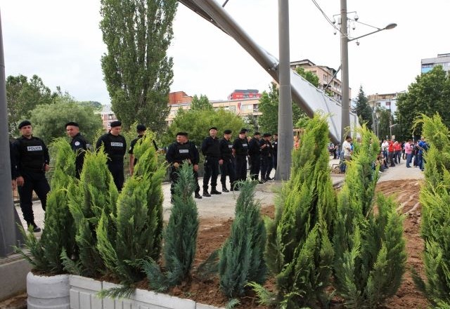 Kosovska Mitrovica: Namesto barikad cvetlična korita; Thaci: to je sramotno in nezakonito (foto)