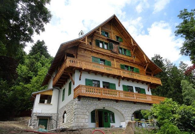 Arhitektura v živo: mondene meščanske podeželske vile na Bledu  