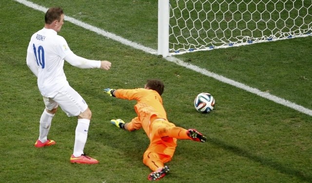 Rooney je v 75. minuti iz neposredne bližine uspel premagati Muslero in izenačiti na 1:1. (Foto: Reuters) 