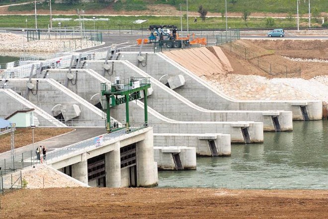 Po oceni GZS bi z gradnjo devetih hidroelektrarn na spodnji Savi  lahko odprli približno 13.500 novih delovnih mest. 