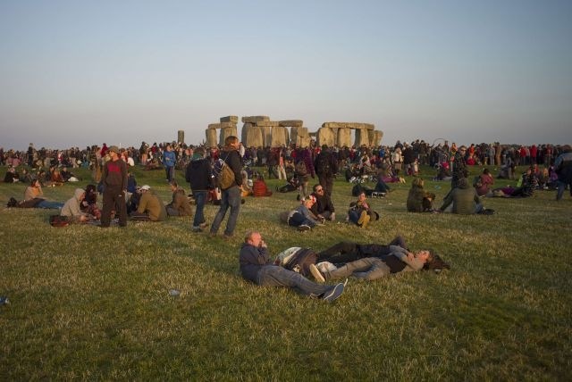 Slavljenje poletnega solsticija v Stonehengu (foto)
