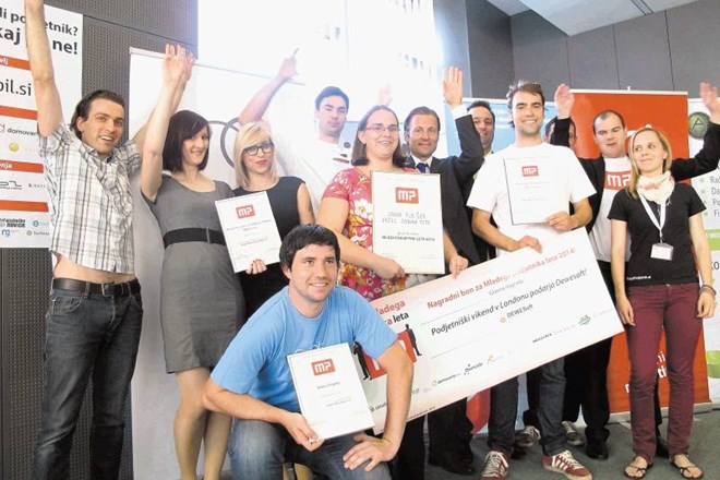 Takole so se finalisti, člani komisije in organizatorji veselili ob zaključku izbora Mladi podjetnik 2014. 