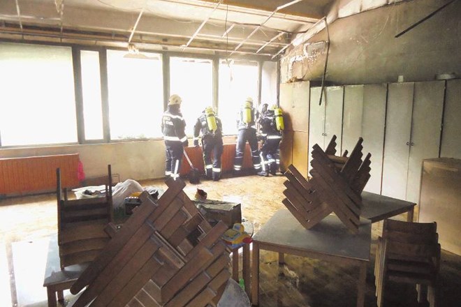 Požar je uničil zunanjost šole in učilnico, kjer so gostovali učenci iz vrtca. 
