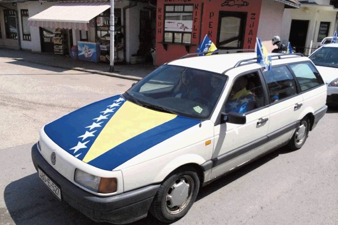 Avtomobili v barvah Bosne in Hercegovine so v teh dneh povsem običajen prizor v Bihaću. Okolica mesta velja za strpno...