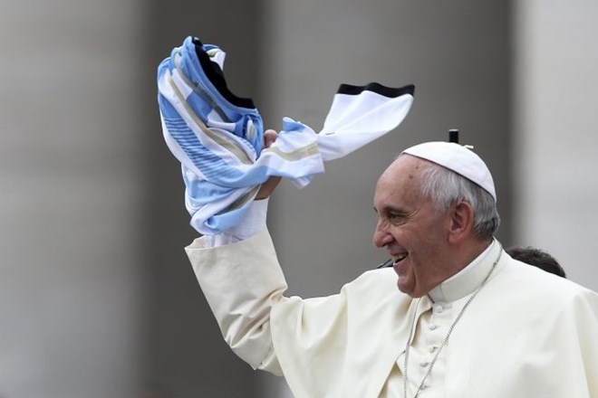 Za Argentince bo pesti stiskal tudi papež Frančišek, ki je danes v dar prejel argentinski dres. (Foto: Reuters) 
