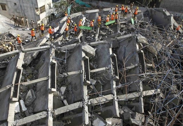 Zrušenje 12-nadstropne stavbe v Indiji terjalo več smrtnih žrtev (foto)