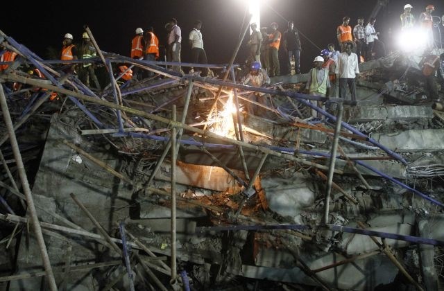 Zrušenje 12-nadstropne stavbe v Indiji terjalo več smrtnih žrtev (foto)