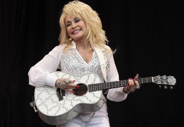 Dolly Parton je bila vsaj zvezda nedelje, če ne zvezda festivala. 