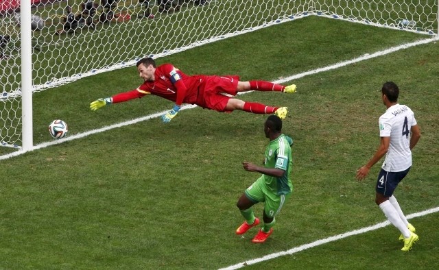 Nigerijci so v 19. minuti zadeli, a je bil Emenike v prepovedanem položaju, zato gol ni veljal. (Foto: Reuters) 