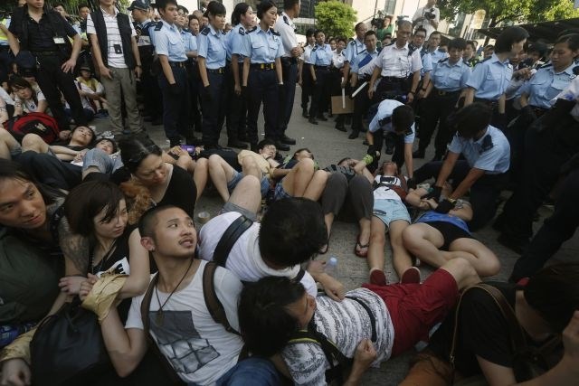 Policija po množičnih protestih v Hongkongu prijela 511 protestnikov (foto)