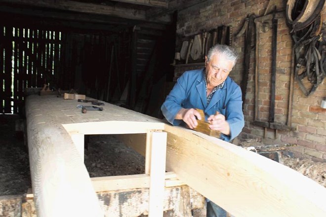 Tone Lovko je zadnji  živeči mojster ob Cerkniškem jezeru, ki obvlada izdelavo drevaka na tradicionalen način. 