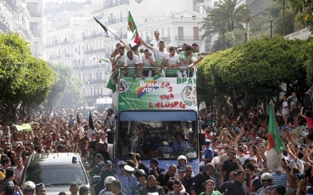 Na ulicah Alžira se je na sprejemu nogometašev zbralo več sto tisoč ljudi. (Foto: Reuters) 