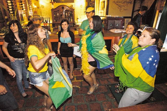 Nogomet je del brazilske kulture, kar velja tudi za petje in ples. 