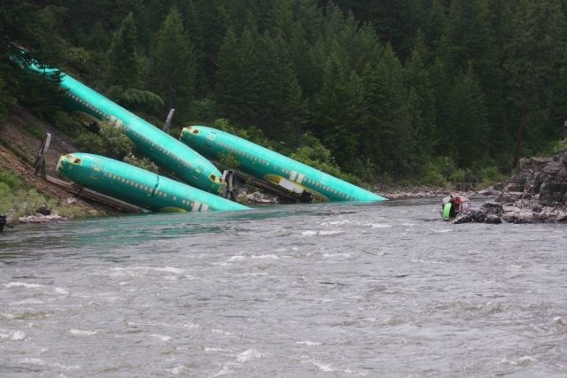 Nenavadna nesreča: Trije trupi Boeinga pristali v reki (foto)