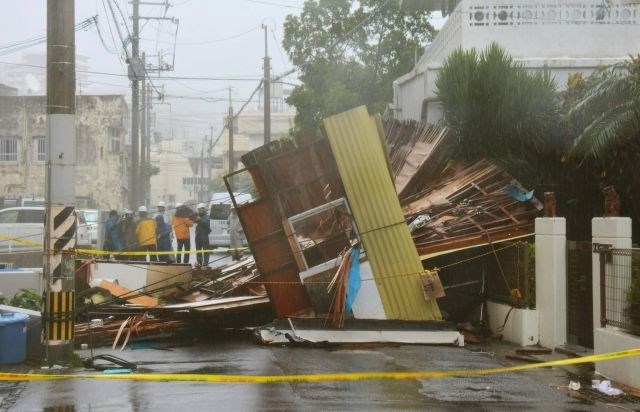 Tajfun na Japonskem podiral drevesa, odkrival strehe in prekinil promet (foto in video)