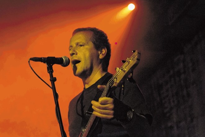 Igor Šoltes kot baskitarist pri skupini Ni važn 