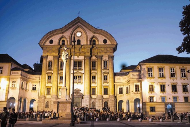 Nova mestna tribuna je ob Ljubljana festivalu nastala kar pred cerkvijo Svete trojice, daleč stran od odra na Kongresnem...